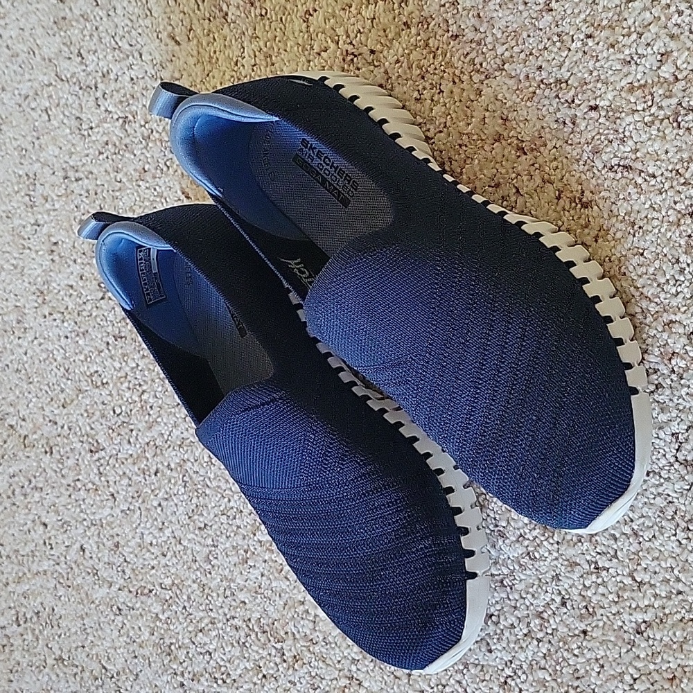 Skechers women's Go Walk Goga Mat slip on shoes, size 7, navy blue